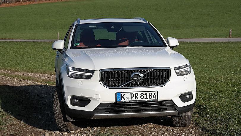 Klare Frontpartie mit Tagfahrlich im Design von "Thors Hammer": die Front des XC40 ist unverkennbar Volvo.
