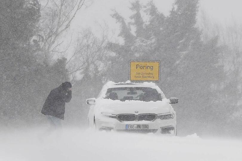 Die Straßen im Bereich Pöring waren teilweise aufgrund von Schneeverwehungen unpassierbar. Mehrere Fahrzeuge, darunter auch ein Tankwagen, blieben stecken.