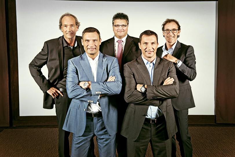 Die Schwergewichts-Weltmeister Vitali und Wladimir Klitschko mit den "Champions im Mittelstand".