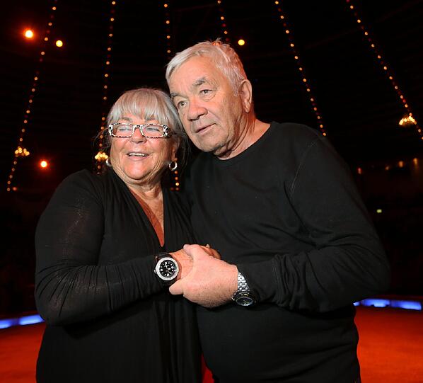 Unter den Gästen bei der Zirkus-Premiere waren auch Musiker Gus Backus mit Ehefrau Heidelore, sowie...
