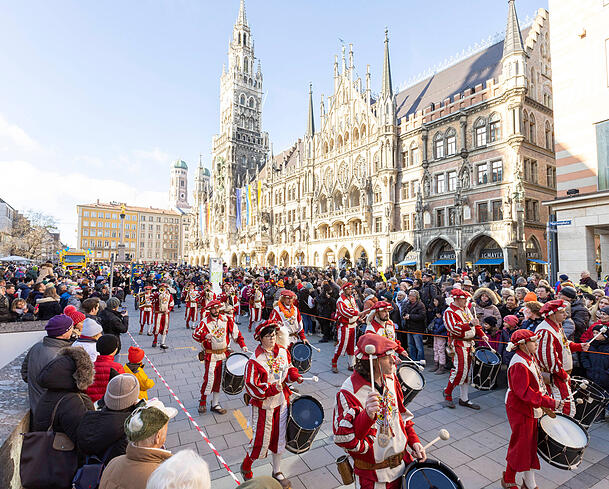 Der Umzug führte auch über den Marienplatz. Der Umzug führte auch über den Marienplatz.