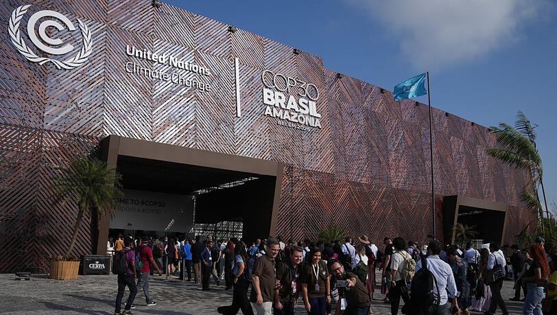 In der riesigen Zeltstadt in Belém versammeln sich jeden Tag Zehntausende Menschen.