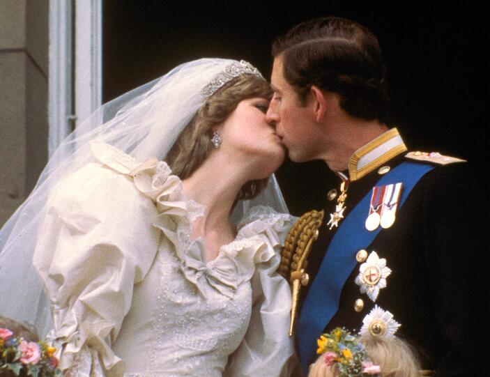 EHE ZU DRITT: Die Traumhochzeit des britischen Thronfolgers Charles mit Lady Diana Spencer wurde 1981 von weltweit 750 Millionen Menschen verfolgt. Was die Braut damals nicht ahnte: Es wurde eine Ehe zu dritt. Denn Charles pflegte mit seiner großen Liebe Camilla Parker Bowles mehr als nur Freundschaft. Charles und Dianas Ehe endete in einem öffentlichen Rosenkrieg. Nach der Scheidung 1996 starb Diana ein Jahr später bei einem Autounfall,...