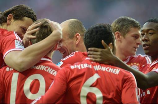 Arjen Robben (M) von München jubelt mit seinen Mitspielern über sein Tor zum 1:0.