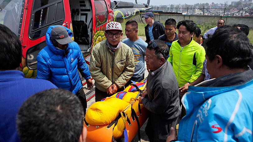Die Leiche des nepalesesischen Bergsteigers Min Bahadur Sherchan (85) wird in ein Krankenhaus in Kathmandu, Nepal, gebracht.