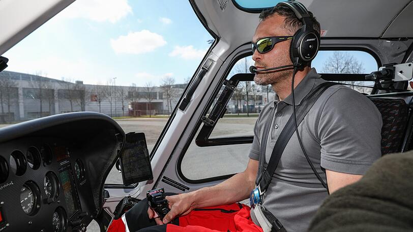 Pilot Matthias Schwaighofer fliegt mit 230 km/h über München.