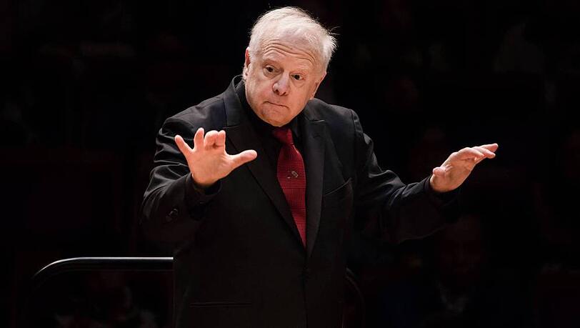 Leonard Slatkin quicklebendig bei einem Konzert in China im März 2019. Leonard Slatkin quicklebendig bei einem Konzert in China im März 2019.