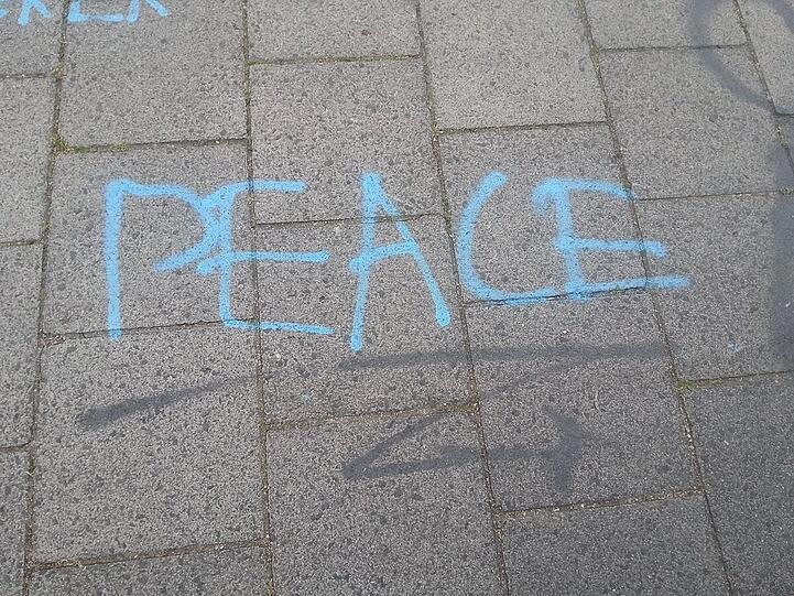 Frieden, das kann man unterschreiben. aber vielleicht nicht auf dem Gehweg?