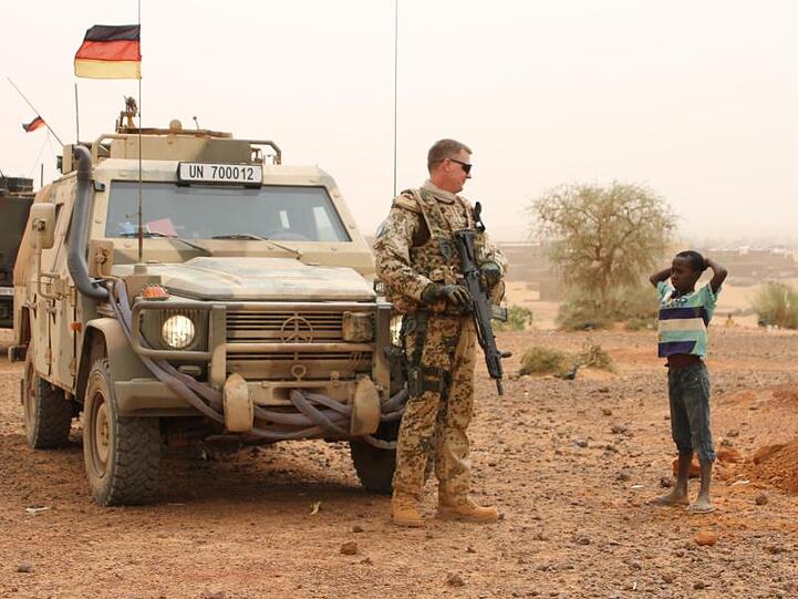 Ein deutscher UN-Soldat auf Patrouille im malischen Ort Gao.