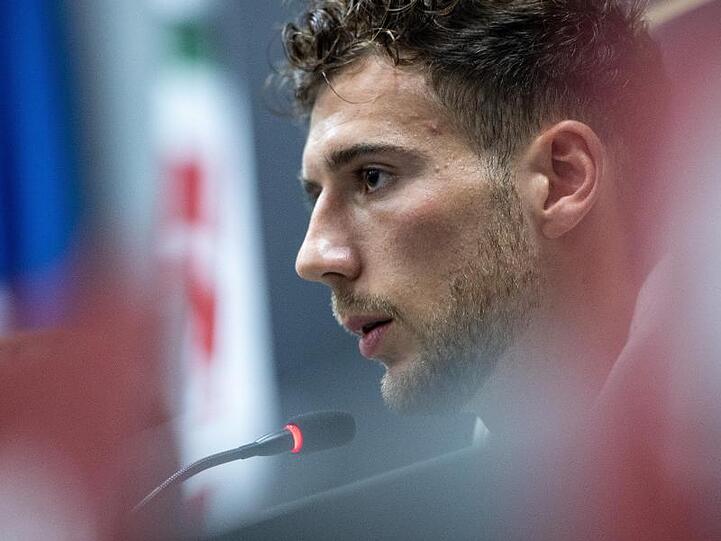 Leon Goretzka spricht während einer Pressekonferenz. Foto: Marius Becker/Archivbild