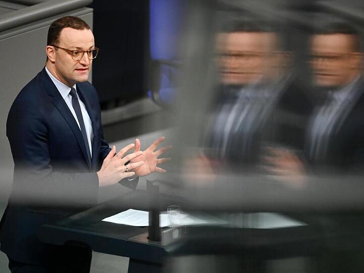 Bundesgesundheitsminister Jens Spahn spricht im Bundestag.