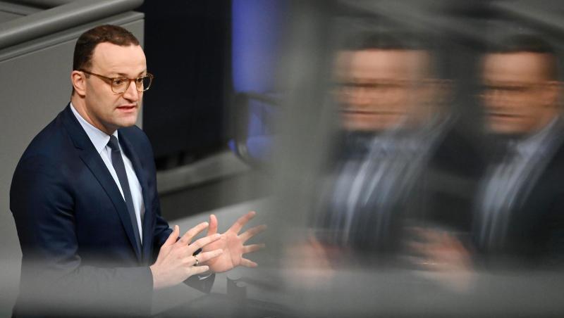Bundesgesundheitsminister Jens Spahn spricht im Bundestag.