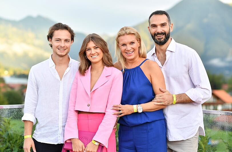 Luca Beckenbauer mit Caprice Peschel und Magdalena Brzeska mit Freund Roland Klein