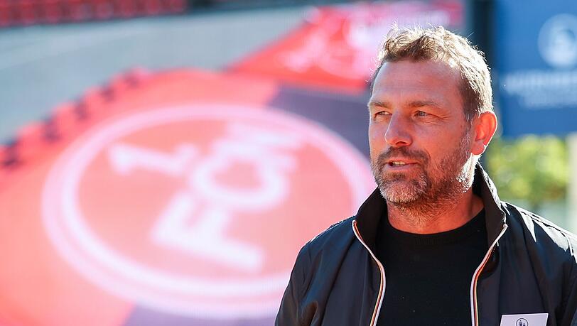 Der Nürnberger Trainer Markus Weinzierl steht vor Spielbeginn auf dem Platz.