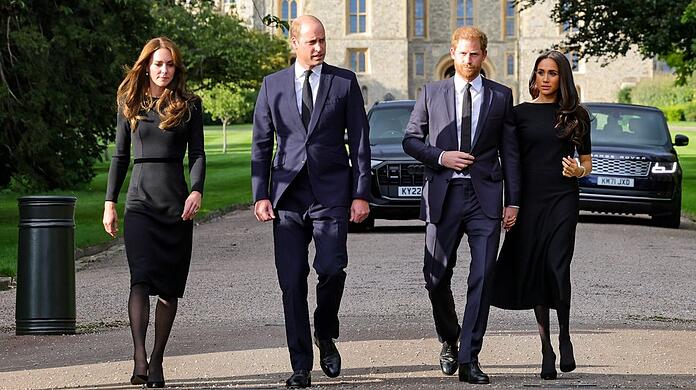Prinz William und Prinzessin Kate (l.) neben Prinz Harry und Herzogin Meghan.