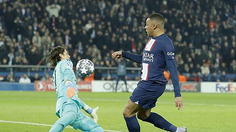 Famose Parade beim 1:0-Sieg des FC Bayern in Paris: Torhüter Yann Sommer (l.) stoppt Superstar Kylian Mbappé.