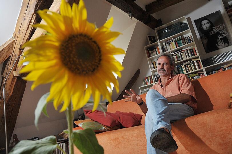 Will neue Projekte für die fränkische Literatur anleiern und sieht seinen Verlag auf einem guten Weg: Norbert Treuheit in seiner Cadolzburger Dachwohnung.