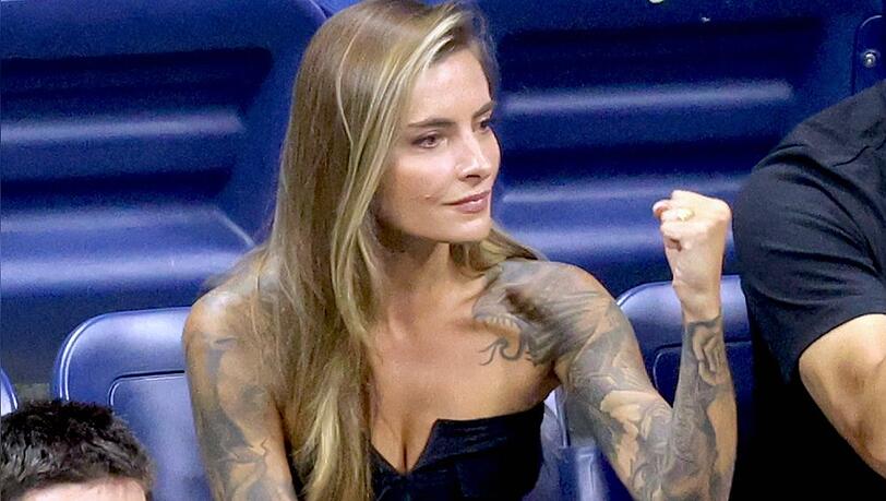 Auch im Tennis-Stadion immer extravagant gekleidet: Schauspielerin und Moderatorin Sophia Thomalla.