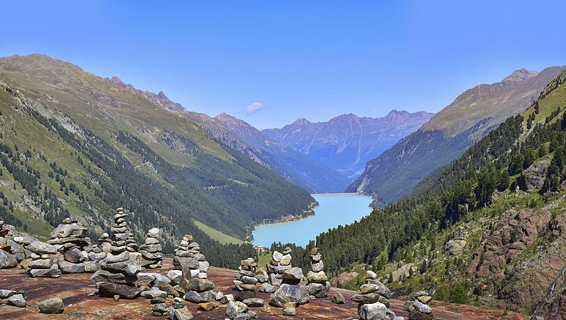 Stein des Anstoßes für den Deutschen und den Österreichischen Alpenverein sind Maßnahmen im Tiroler Kaunertal, hier ein Wandergebiet unterhalb des Gepatschgletschers mit dem Kaunertaler Stausee im Hintergrund.