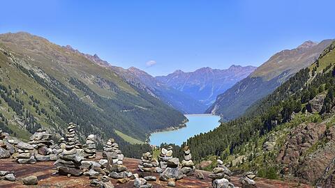 Stein des Anstoßes für den Deutschen und den Österreichischen Alpenverein sind Maßnahmen im Tiroler Kaunertal, hier ein Wandergebiet unterhalb des Gepatschgletschers mit dem Kaunertaler Stausee im Hintergrund.