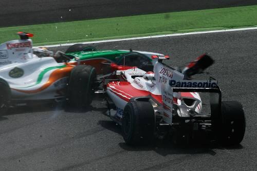 Das war's dann wieder: Jarno Trulli rammt nach wenigen Metern den Wagen von Adrian Sutil.