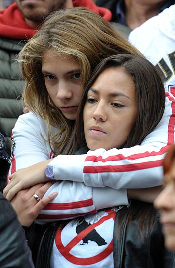 ...und natürlich die Familie des Verstorbenen: Simoncellis Schwester Martina umarmt bei der Trauerfeier dessen Freundin Kate Fretti.