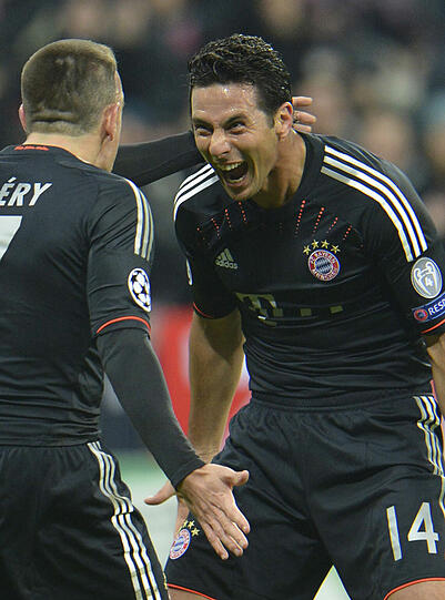 CLAUDIO PIZARRO: Note 1. Sprech-Chöre für den Ersatz-Stürmer: Die Fans lieben ihren &bdquo;Pizza&ldquo;. Erst recht, wenn er in 15 Minuten einen Hattrick schafft.