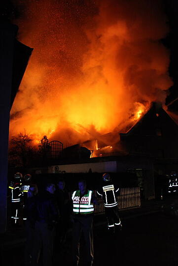 Die Feuerwehr konnte ein Abbrennen der Lagerhalle nicht mehr verhindern.