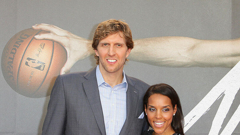 Dirk Nowitzki mit seiner Frau Jessica bei der Premiere seines Films "Nowitzki - Der perfekte Wurf" im September 2014 Dirk Nowitzki mit seiner Frau Jessica bei der Premiere seines Films "Nowitzki - Der perfekte Wurf" im September 2014