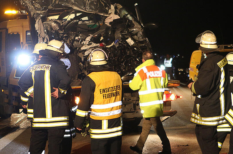 Auf der A7 bei Feuchtwangen ereignete sich am Mittwochabend ein schwerer Unfall. Ein Kleintransporter raste in einen Silozug. Der 19-jährige Beifahrer starb.