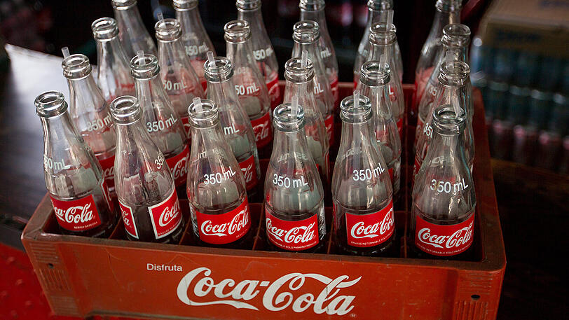 Cola gegen den Brand: Polizei löscht ein Feuer mit Erfrischungsgetränk. (Symbolbild)