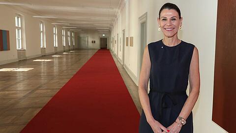 Kunst- und Wissenschaftsministerin Marion Kiechle im Flur ihres Ministeriums in der Salvatorstraße.