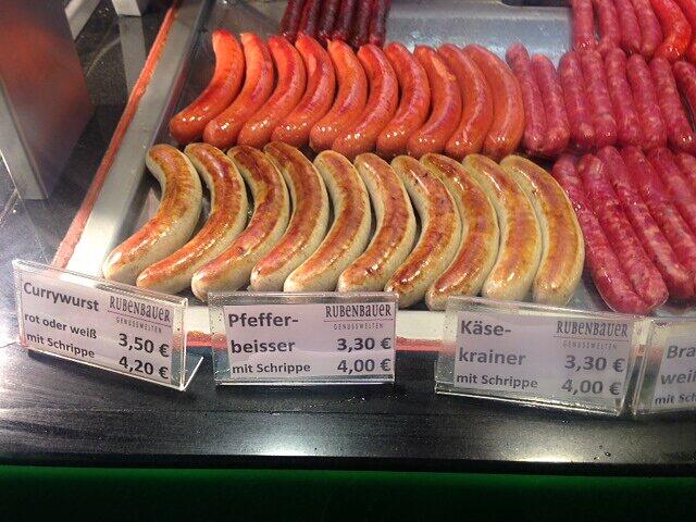 ...Pfefferbeißer und Currywurst mit Schrippe...