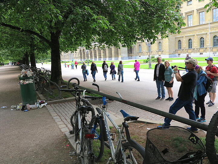 Am Wochenende zieht es die Münchner in die Parks. Ihren Müll drapieren sie derweil kunstvoll um die überquellenden Eimer im Hofgarten.