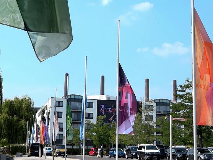 Die Fahnen in der Autostadt Wolfsburg hängen auf Halbmast.
