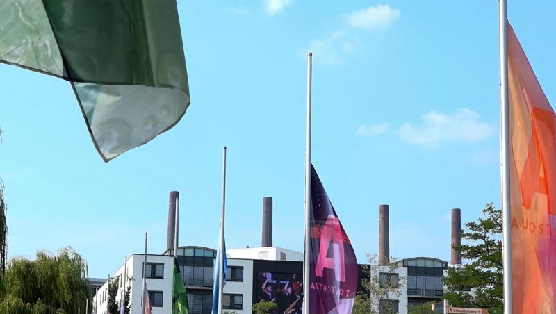 Die Fahnen in der Autostadt Wolfsburg hängen auf Halbmast. Die Fahnen in der Autostadt Wolfsburg hängen auf Halbmast.