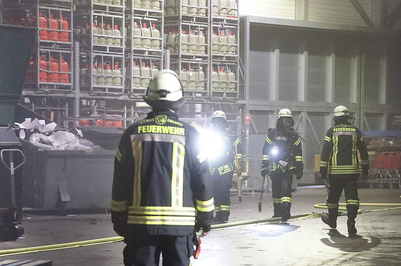 Mehrere Hochregale waren in Brand geraten.