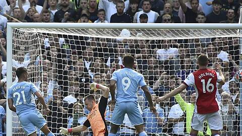 Manchester Citys Ferran Torres (l) erzielt das zweite Tor für seine Mannschaft.
