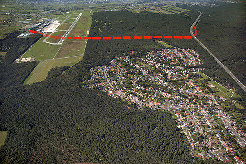 Die geplante Trasse (rot) durchschneidet den Bannwald.