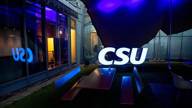 Das Logo der CSU im Innenhof der Parteizentrale in München.