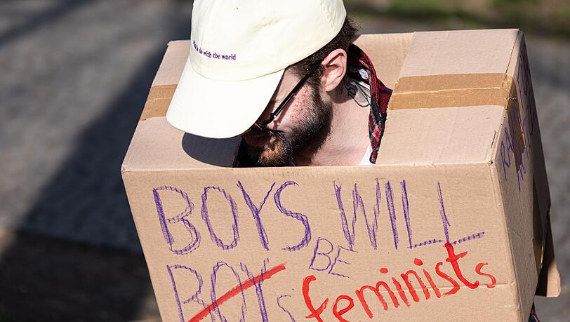 Boys will be Boys? Ein Teilnehmer einer Frauentagsdemonstration spricht sich daf&uuml;r aus, dass Jungs lieber Feministen werden. (Archivbild)