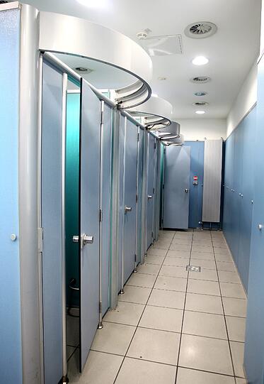 Auf dieser Toilettenanlage im Zwischengeschoss des Ostbahnhofs lauerte der Vergewaltiger.