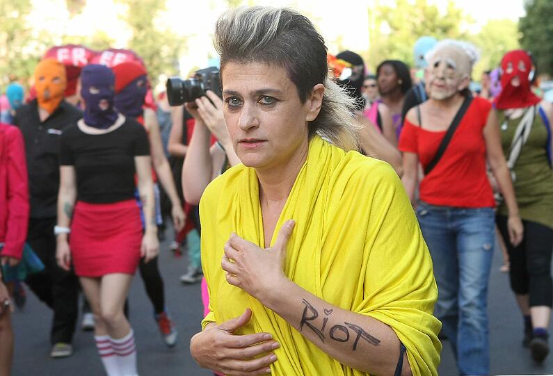 "Alles, was die Sängerinnen gemacht haben, war richtig", sagt die 45-jährige Peaches. "Sie haben sich für ihre Band den richtigen Namen ausgesucht, den richtigen Ort für ihren Protest, den richtigen Zeitpunkt."