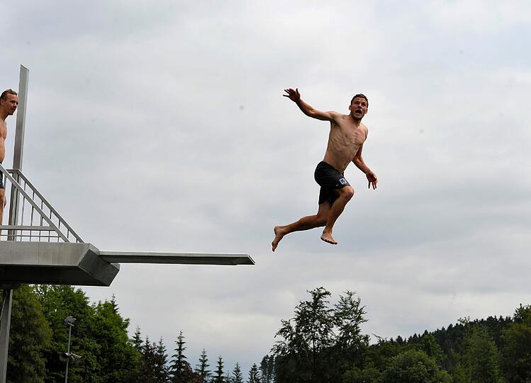Die Löwen beim Turmspringen im Trainingslager. Sehen Sie hier die spektakulären Bilder.
