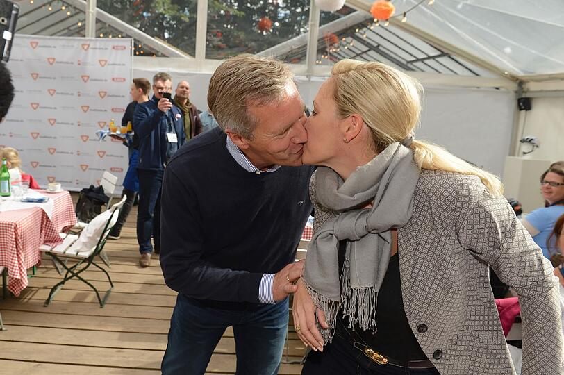 Christian Wulff küsst seine Frau Bettina zur Begrüßung.