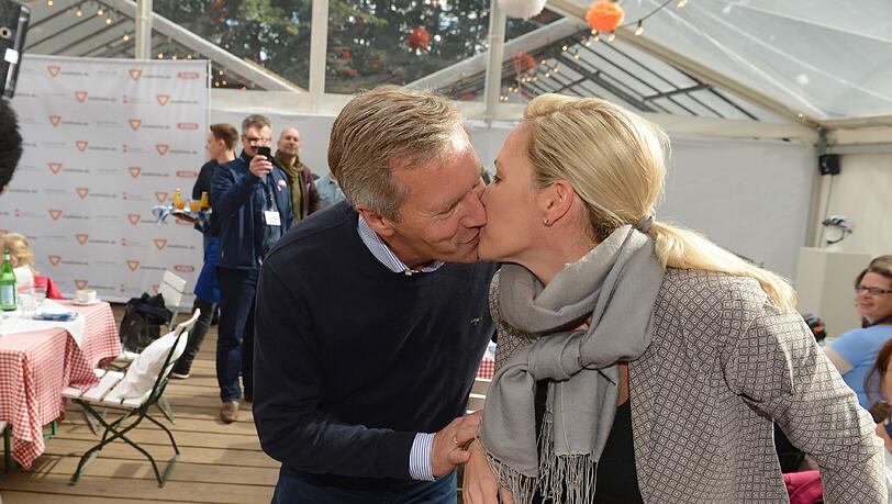 Christian Wulff küsst seine Frau Bettina zur Begrüßung. Christian Wulff küsst seine Frau Bettina zur Begrüßung.