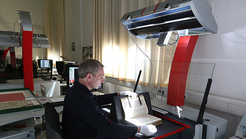 Mit einem Spezialscanner wird im Münchner Digitalisierungszentrum ein altes Werk digitalisiert. Mit einem Spezialscanner wird im Münchner Digitalisierungszentrum ein altes Werk digitalisiert.