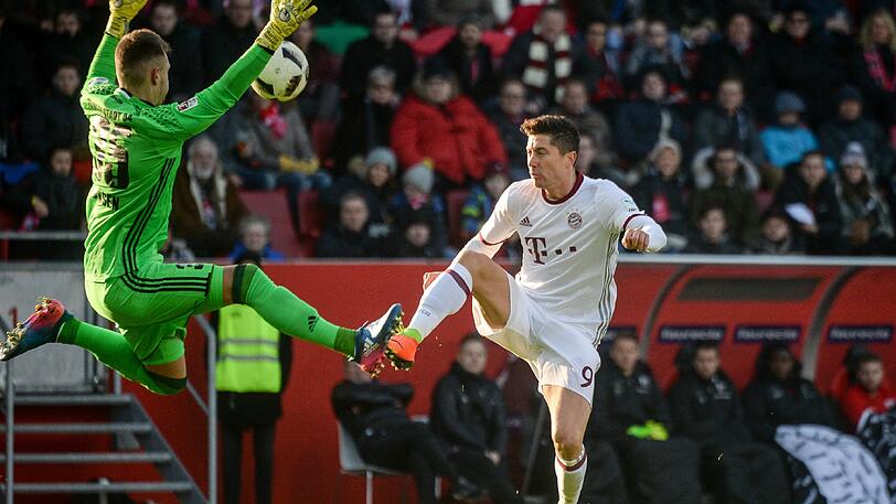Robert Lewandowski (r.) vor Martin Hansen vom FC Ingolstadt.
