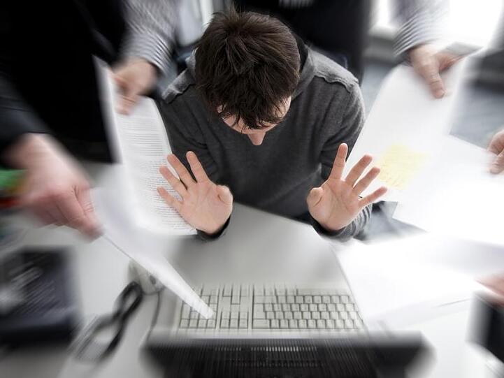 Viele Arbeitnehmer in Deutschland leiden einer neuen Studie zufolge zunehmend unter Digital-Stress.
