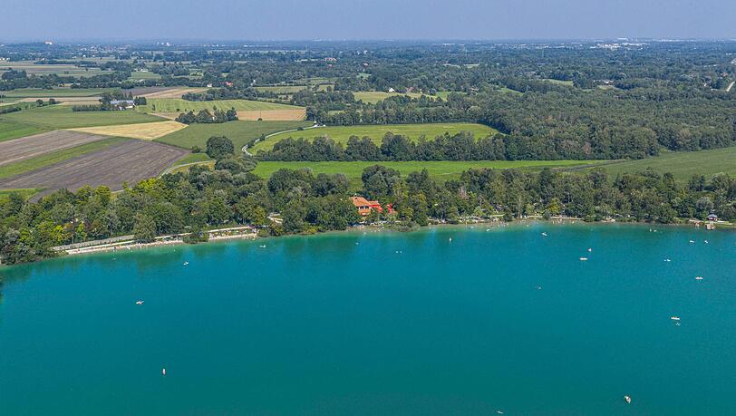 Blick auf den Olchinger See: Zeugen hatten beobachtet, wie der Mann etwa zehn Meter vom Ufer entfernt unterging. Die Kriminalpolizei F&uuml;rstenfeldbruck ermittelt.